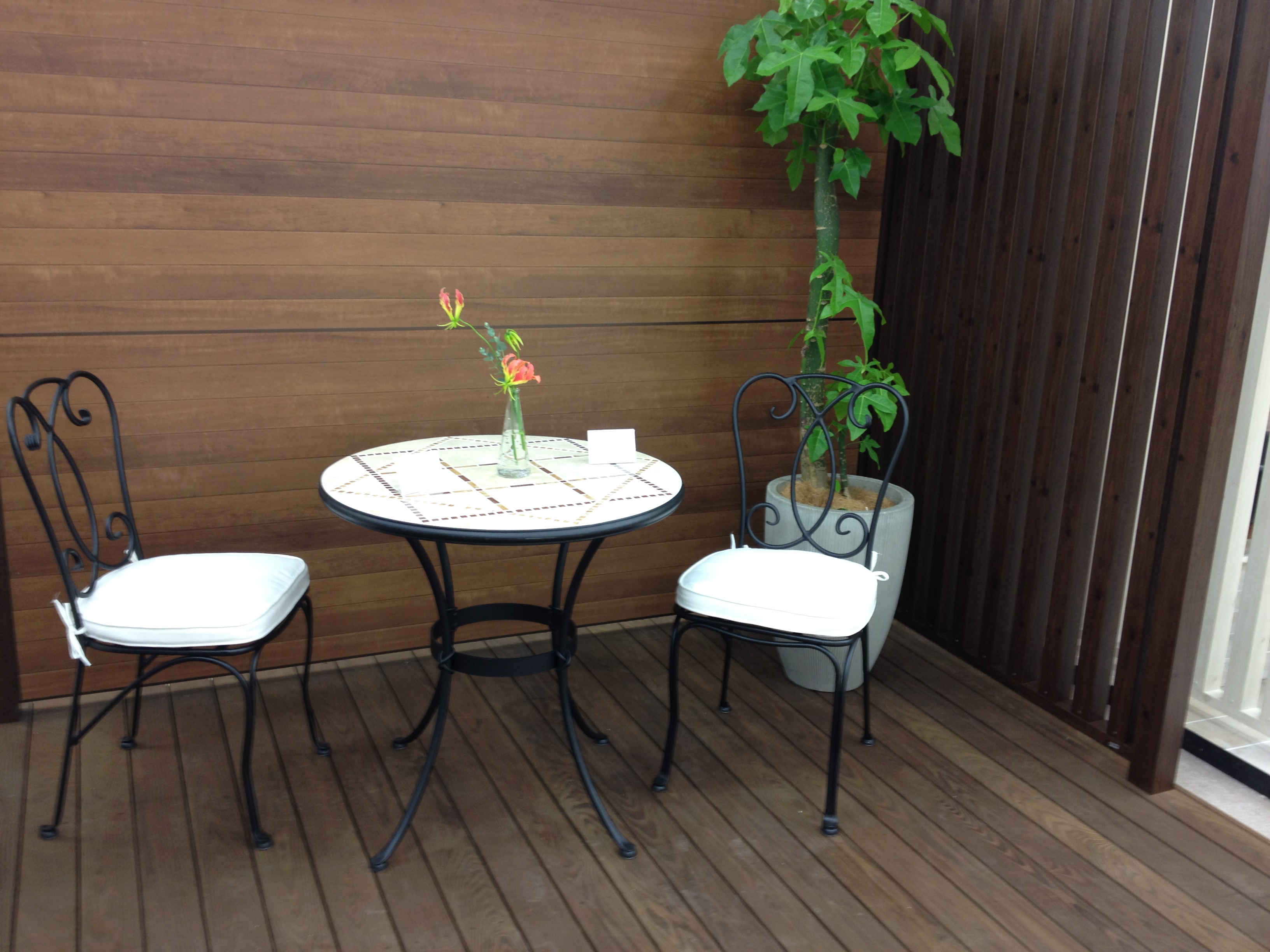 table-triangulaire-métal-chaises-terrasse-piscine