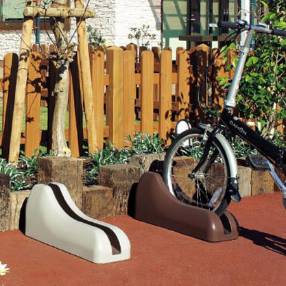 溝に入れるだけで、駐輪できるコンクリート製の自転車止め。東洋工業 Dexサイクルブロック
