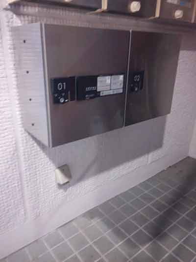 ナスタ 壁付け式 小型宅配ボックス プチ宅 前入前出 奥行標準タイプ H400 防滴型 KS-TLP360B-S400Nの施工事例 東京都M様