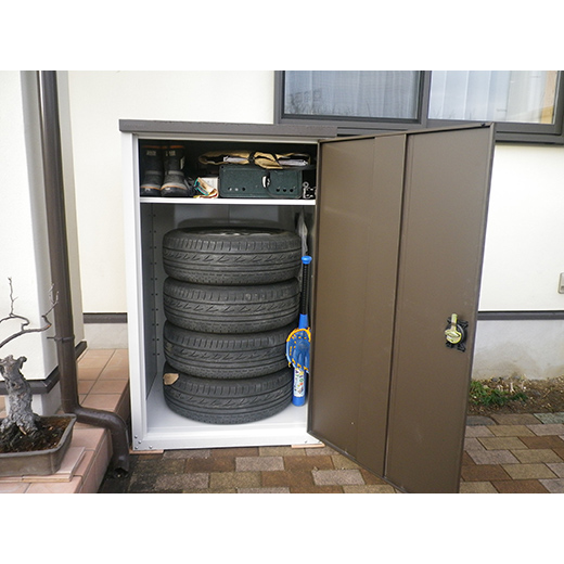 【お客様組立】グリーンライフ物置 扉式タイヤ収納庫 TBT-132MBRの施工事例(山梨県K様)