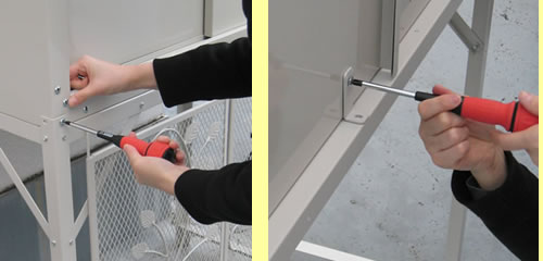 収納庫と室外機カバーを組み付ける写真