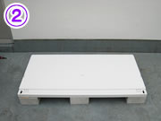 ②床板を取り出し、ブロックの上に乗せたら、床板全体が水平になっているか、４辺を水平器でチェック。