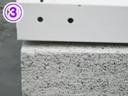 ③水平になっていなければ、下地が土であれば、再度地ならしをして調整を。