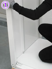 ①前・中間・後の三箇所の溝に側板下部の凸をしっかりとはめ込んで下さい。