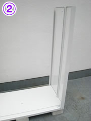 ②はめ込むと側板は自立するので、おさえていなくても大丈夫です。