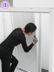 後柱を物置後面中央に取付けます。上(後ランマ)の溝にはめ込んでから、下(床板)の溝にはめ込むのがコツです。