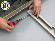 屋根は「前下がり」か「後下がり」か、傾斜を選べます。今回は「後下がり」にするので、屋根パネルの正面側に「傾斜金具」を取り付けました。屋根パネルを梱包から出す前に、傾斜金具を取り付けてビス止めまで済ませておくと後々ラクです。