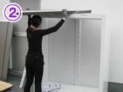 ②屋根パネルを本体に載せます。一枚ものの屋根パネルは大きくて重いので、 ランマの上まで持上げるのは大変。パネルを横にして真ん中から持つと持上げやすいです。