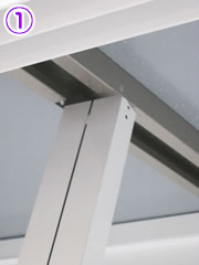 ①前柱を屋根と床板の間に取り付けます。ここでも、上部→下部の順です。