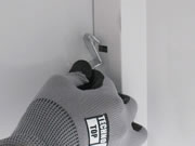 棚受け金具を4隅の角穴に差し込む