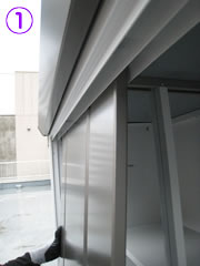 ①「左扉」を奥側のレール溝に、続いて「右扉」を手前のレール溝に取り付けます。ここでも、上部→下部の順で差し込みます。扉がスムーズに動かなかいので、きちんとはまっていない模様。もういちどやり直します