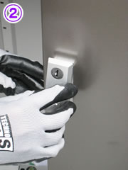 ②左右の扉を閉めた状態で、錠前を上部→下部の順で右扉の角穴にはめ込みます。